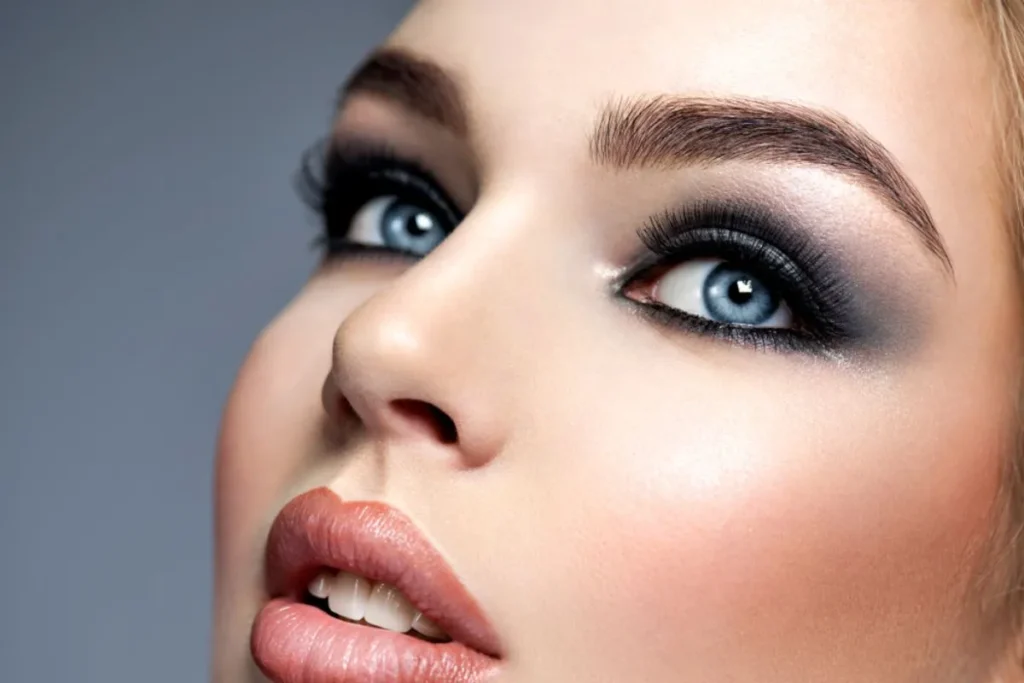 How to create a rare Smokey eye look for hazel eyes