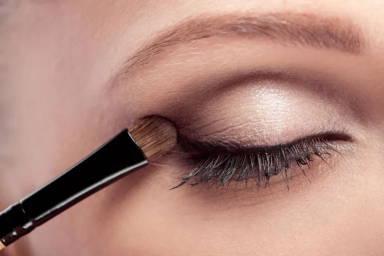 How to create a rare and natural makeup look for hazel eyes